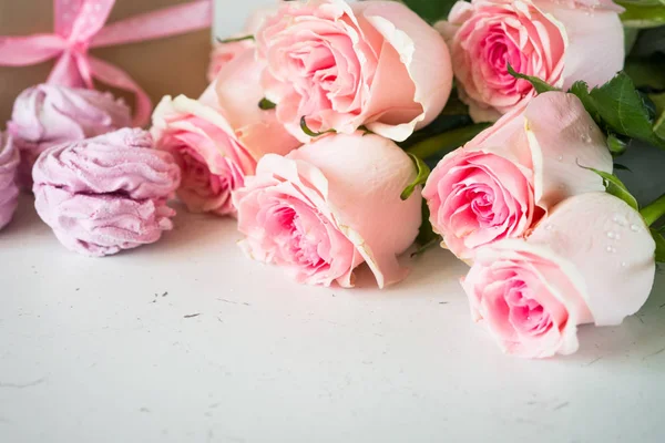 Pink rose at white stone table. — Stock Photo, Image