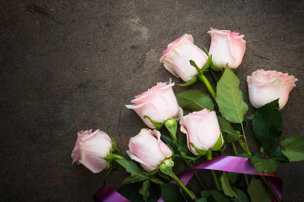 Розовая роза за каменным столом . — стоковое фото