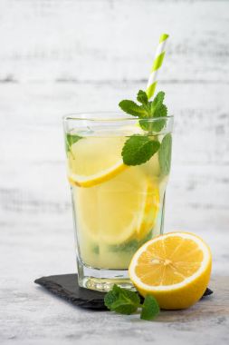 Limonata. Geleneksel yaz içeceği.