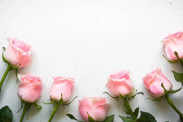 Rosa rosa na mesa de pedra branca . — Fotografia de Stock