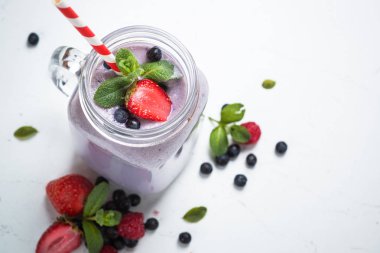 Berry milkshake beyaz. 