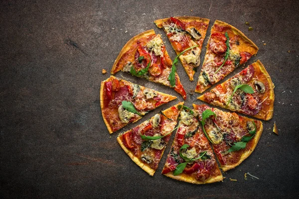 Tradycyjna włoska pizza — Zdjęcie stockowe