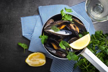 Haşlanmış midye ve beyaz şarap