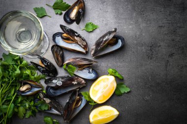 Haşlanmış midye ve beyaz şarap