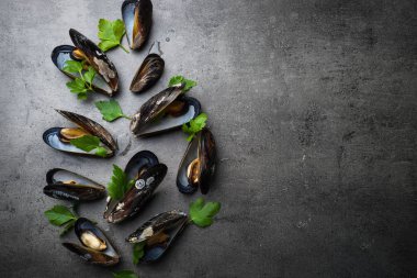 Siyah, haşlanmış midye