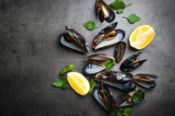 Boiled mussels at black — Stock Photo, Image