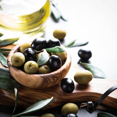 Siyah ve yeşil zeytin ahşap kase