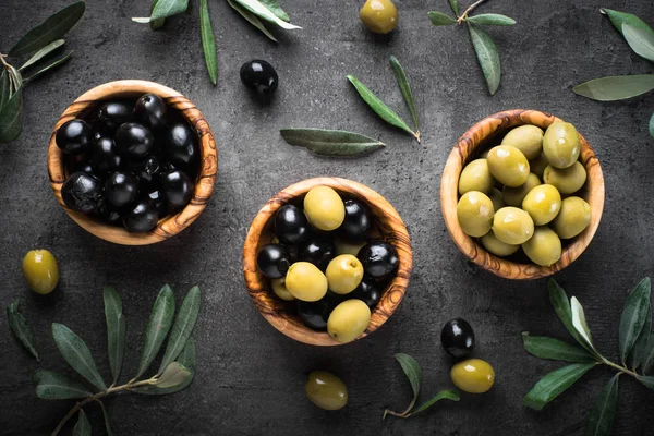 Černé a zelené olivy. Pohled shora. — Stock fotografie
