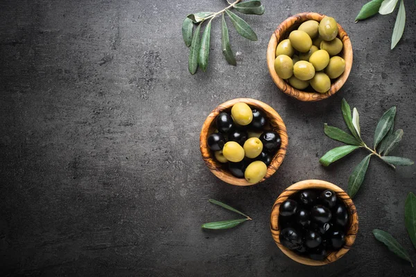 Svarta och gröna oliver. Ovanifrån. — Stockfoto