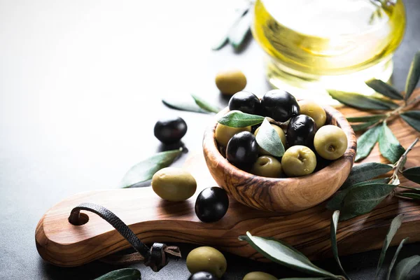 Olive nere e verdi in ciotola di legno — Foto Stock