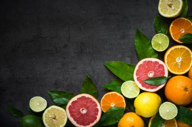 Taze narenciye meyve ürün yelpazesine siyah.