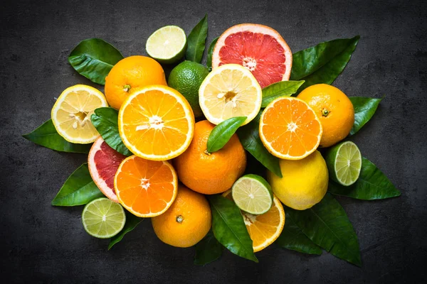 Sortiment čerstvých citrusových plodů na černém pozadí. — Stock fotografie