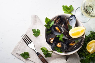 Haşlanmış midye ve beyaz şarap