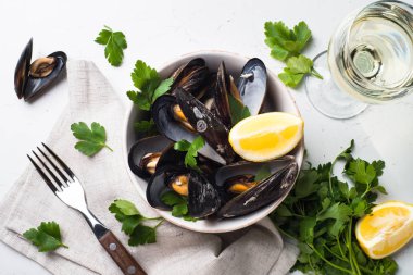 Haşlanmış midye ve beyaz şarap