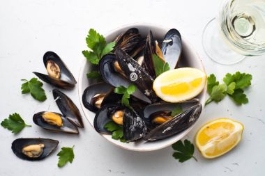 Haşlanmış midye ve beyaz şarap