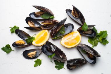 Beyaz üzerine haşlanmış midye 