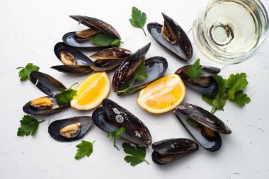 Haşlanmış midye ve beyaz şarap