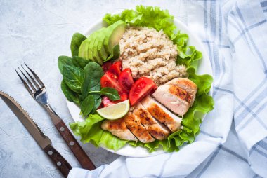 Taze salata quinoa, tavuk göğsü, ıspanak, marul ve için
