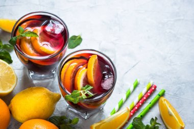 Sangria meyve nane ve buz ile.