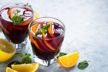 Sangria meyve nane ve buz ile.