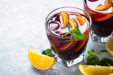 Sangria meyve nane ve buz ile.