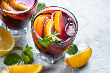 Sangria meyve nane ve buz ile.