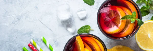 桑格利亚汽酒水果薄荷和冰. — 图库照片