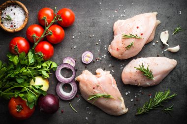 Baharat ile çiğ tavuk fileto.