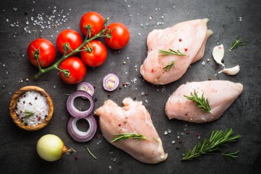 Baharat ile çiğ tavuk fileto.