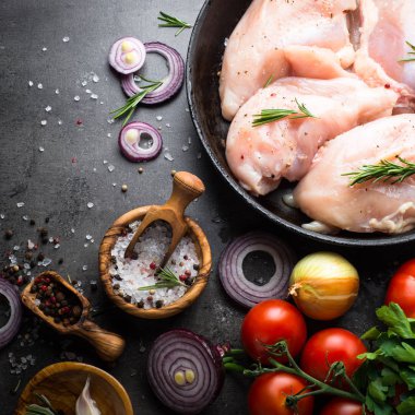 Çiğ tavuk fileto ve malzemeler.