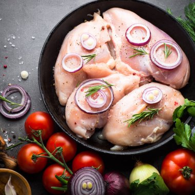 Çiğ tavuk fileto ve malzemeler.