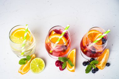 Beyaz, pembe ve kırmızı sangria meyve ile