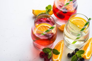 Beyaz, pembe ve kırmızı sangria meyve ile