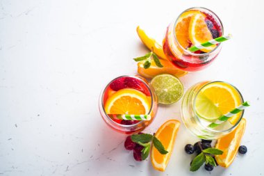 Beyaz, pembe ve kırmızı sangria meyve ile