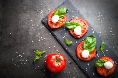 geleneksel İtalyan caprese salatası