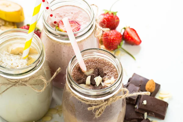 Bananenschokolade und Erdbeer-Milchshakes — Stockfoto