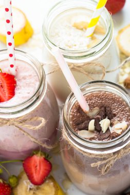 Muz çikolata ve çilek milkshake