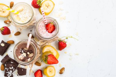 Muz çikolata ve çilek milkshake
