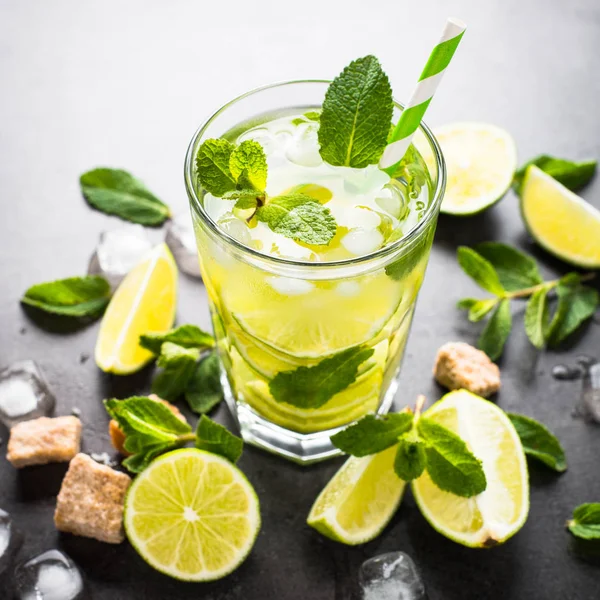 Mojito auf schwarz — Stockfoto