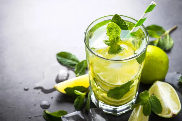 Mojito cocktail in glass — Stock Photo, Image