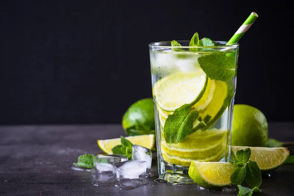 Mojito på svart — Stockfoto