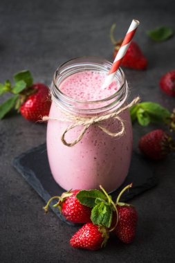 Çilekli milkshake ya da iki yüzlü cam