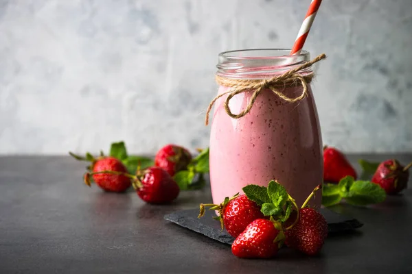 Erdbeer-Milchshake oder Smoothie im Glas — Stockfoto