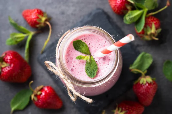 Erdbeer-Milchshake oder Smoothie im Glas — Stockfoto