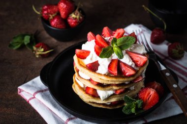 Mascarpone ve çilek ile krep pasta.