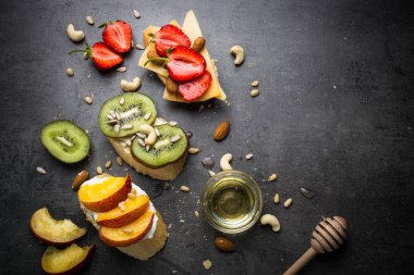 Siyah taze tatlı meyve sandviç.