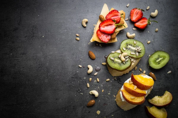 Sanduíches de frutas doces frescas em preto . — Fotografia de Stock