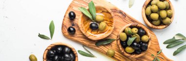 Beyaz üzerine siyah ve yeşil zeytin.