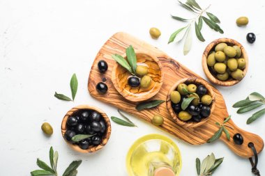 Beyaz üzerine siyah ve yeşil zeytin.