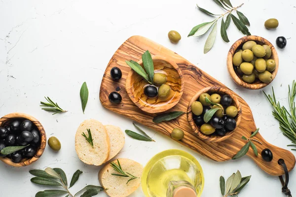 Black and green olives on white. — Stock Photo, Image